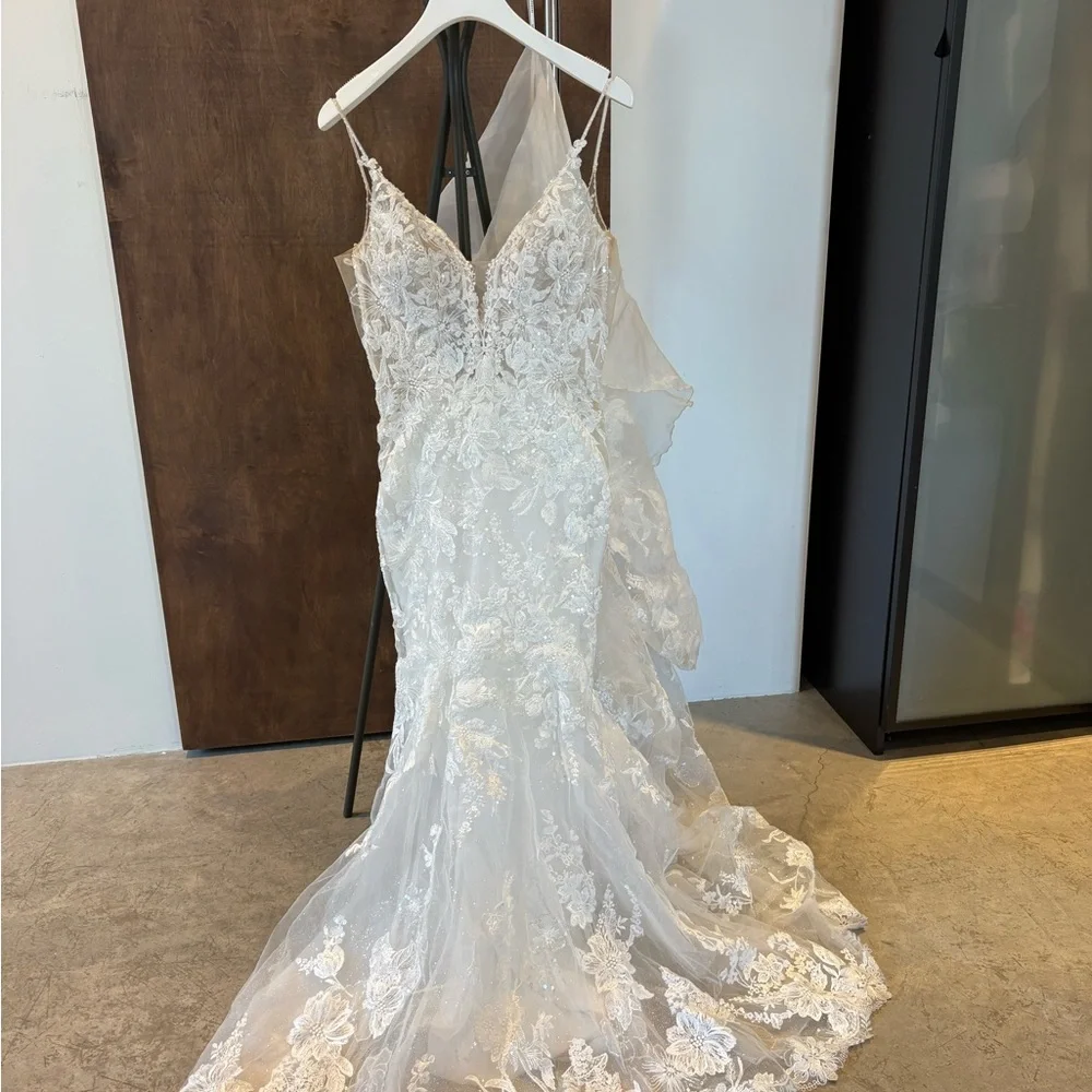 Enzoani Paige Elegant Lace Wedding Dress - Picture 7 of 16
